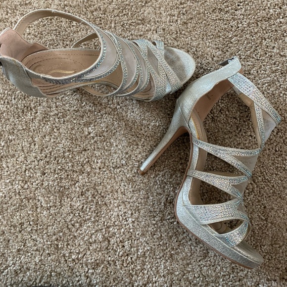 Silver heels - Picture 1 of 2